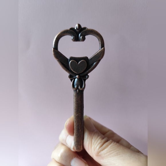 4/$20💥Vintage Brass Skeleton Key Heart Shaped Bottle Opener - Picture 1 of 3